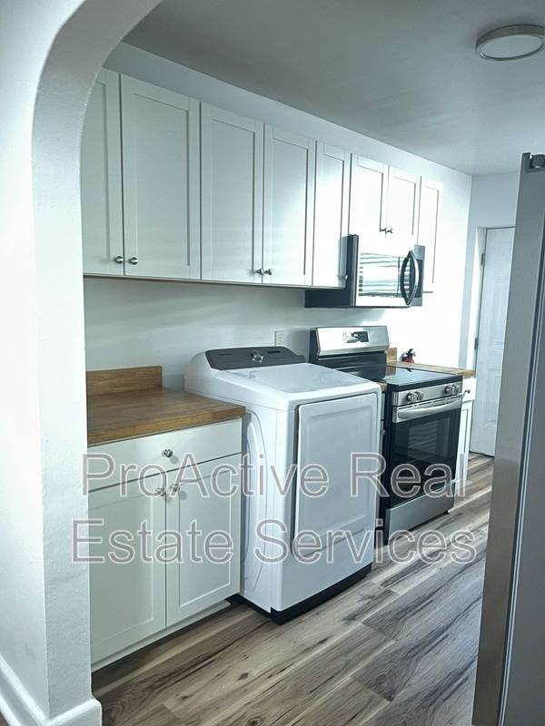 325 W 37th St - Photo 5 of 14
