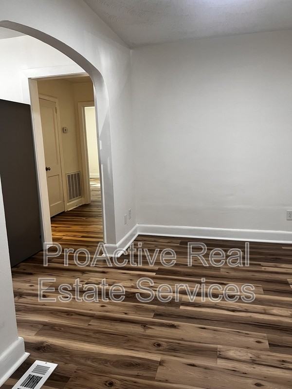 325 W 37th St - Photo 6 of 14