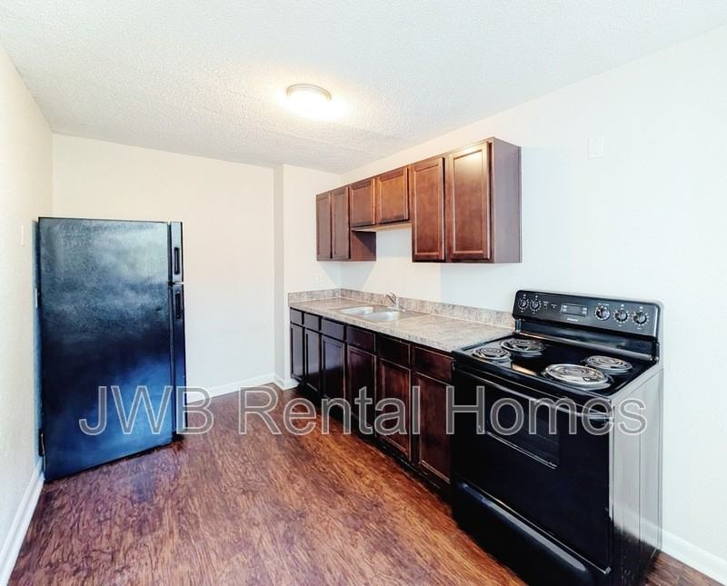 1834 Broadway Ave - Photo 2 of 16