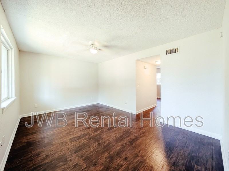 1834 Broadway Ave - Photo 4 of 16