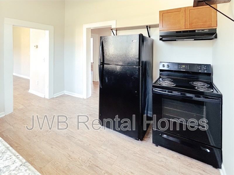 291 Claude St - Photo 2 of 31