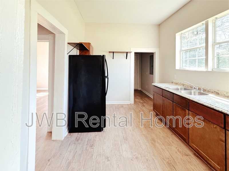 291 Claude St - Photo 3 of 31