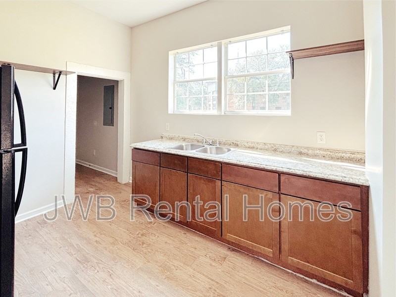 291 Claude St - Photo 4 of 31