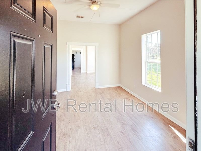 291 Claude St - Photo 5 of 31