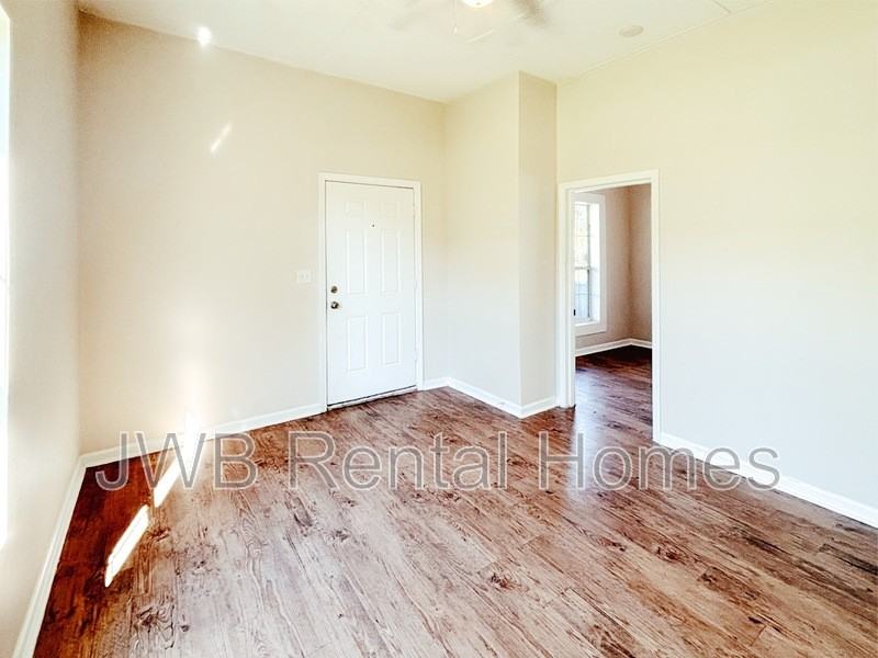 291 Claude St - Photo 6 of 31
