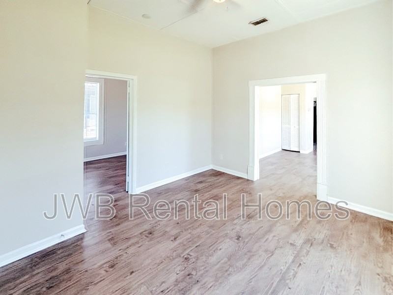 291 Claude St - Photo 7 of 31