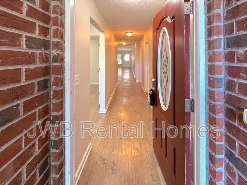 2833 Circle St E - Photo 2 of 37