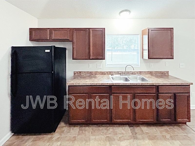 2833 Circle St E - Photo 4 of 37