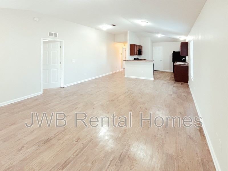 2833 Circle St E - Photo 6 of 37