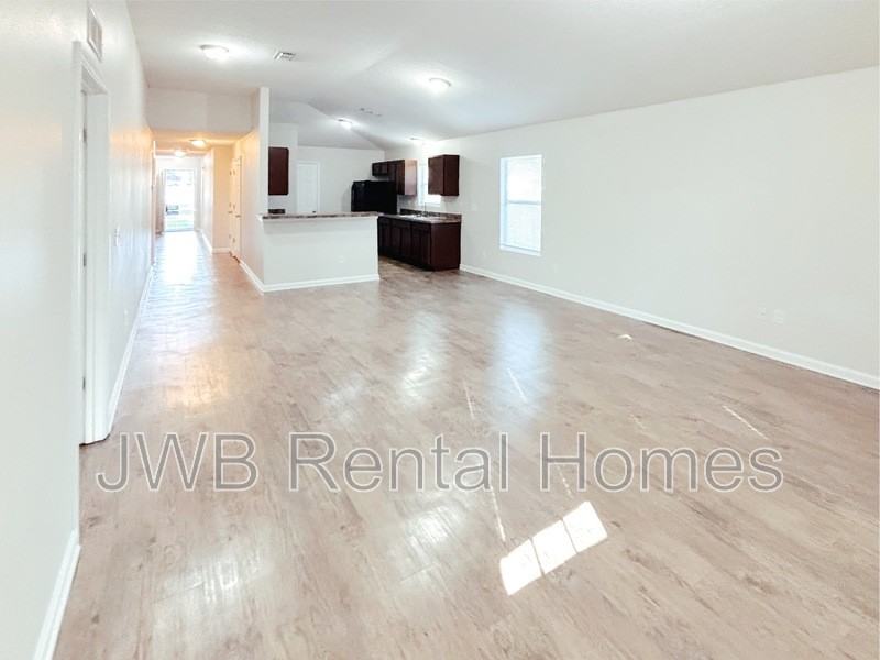 2833 Circle St E - Photo 7 of 37