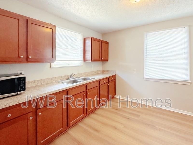 2604 Lowell Ave - Photo 4 of 23