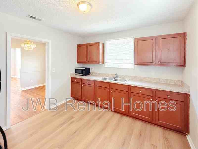 2604 Lowell Ave - Photo 5 of 23