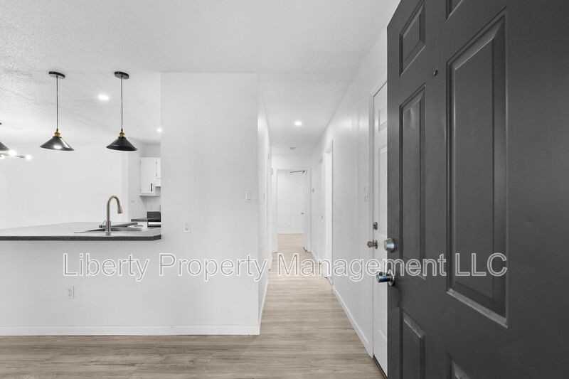 104 Greeley Cir - Photo 3 of 16