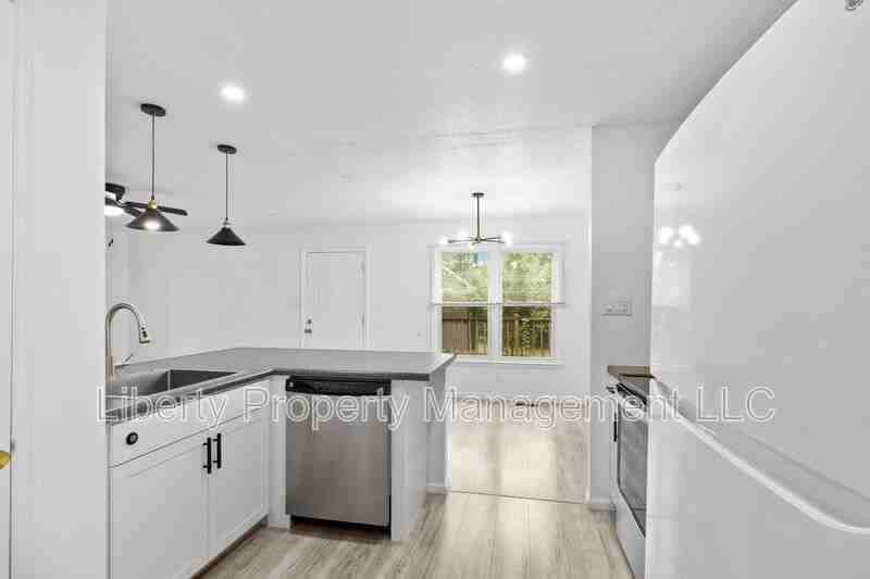 104 Greeley Cir - Photo 7 of 16