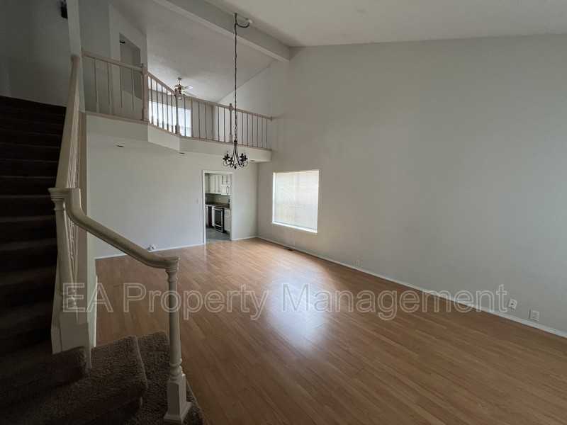 11028 Griffith Park Dr Ne - Photo 3 of 18