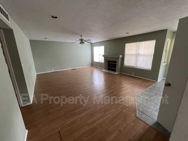 11028 Griffith Park Dr Ne - Photo 6 of 18