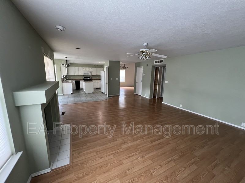 11028 Griffith Park Dr Ne - Photo 7 of 18
