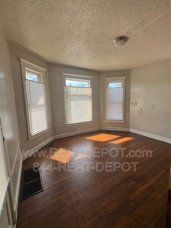 1101 N Main St - Photo 3 of 12