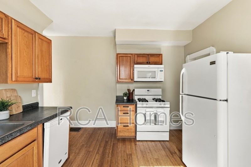 1555 Barth Ave - Photo 4 of 12