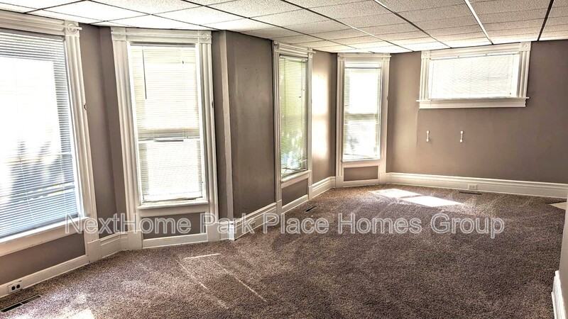 407 N Lincoln St - Photo 2 of 7