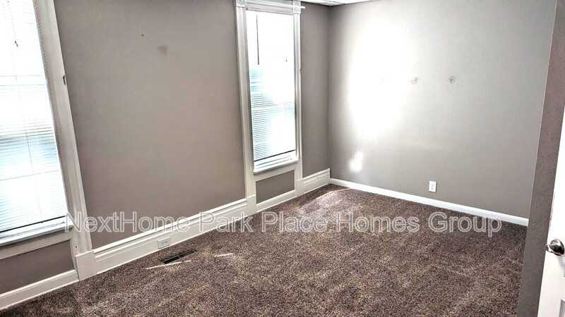 407 N Lincoln St - Photo 5 of 7