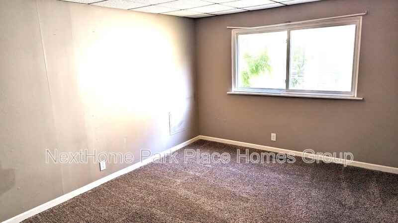 407 N Lincoln St - Photo 6 of 7