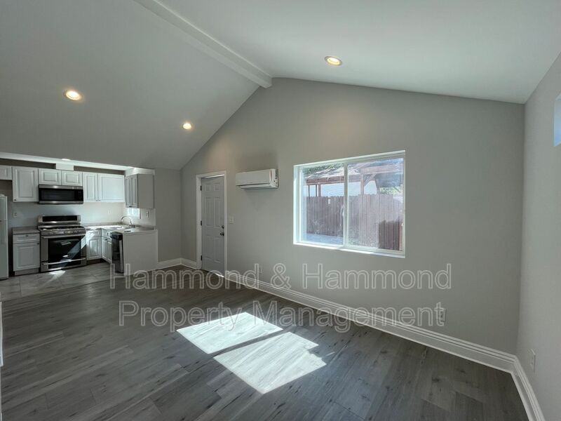 6931 Jellico Ave - Photo 3 of 12