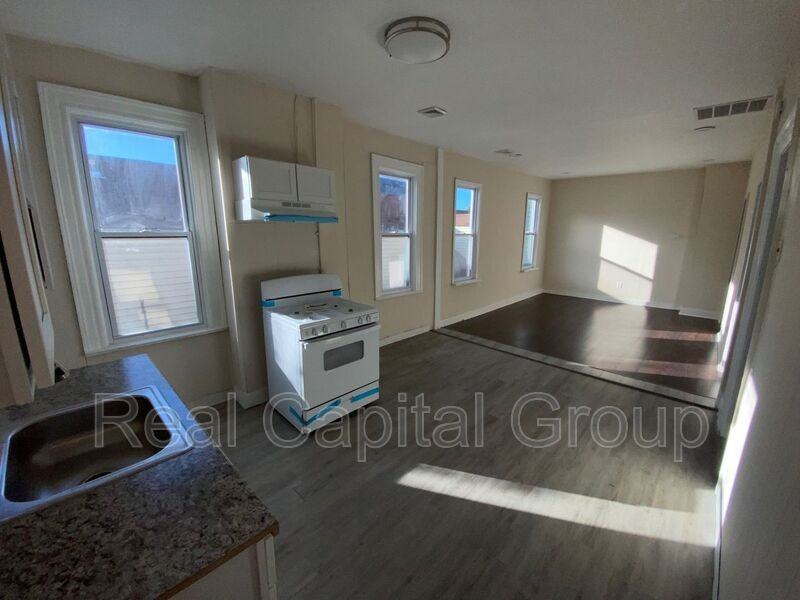 537 Busti Ave - Photo 3 of 11
