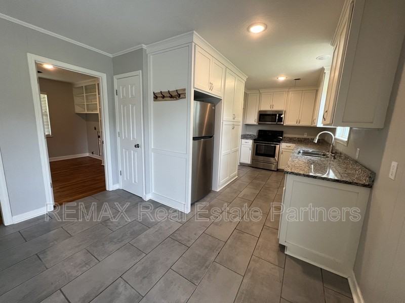 105 Griffith Dr - Photo 3 of 10