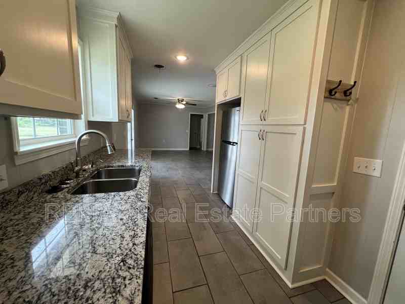 105 Griffith Dr - Photo 4 of 10