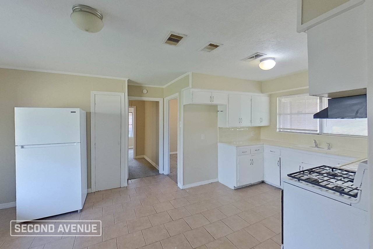 2730 Tidewater Dr - Photo 4 of 21