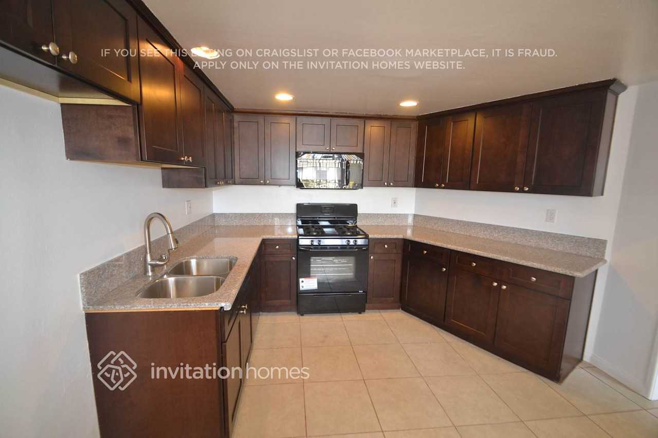 3188 Darlington Dr - Photo 5 of 18