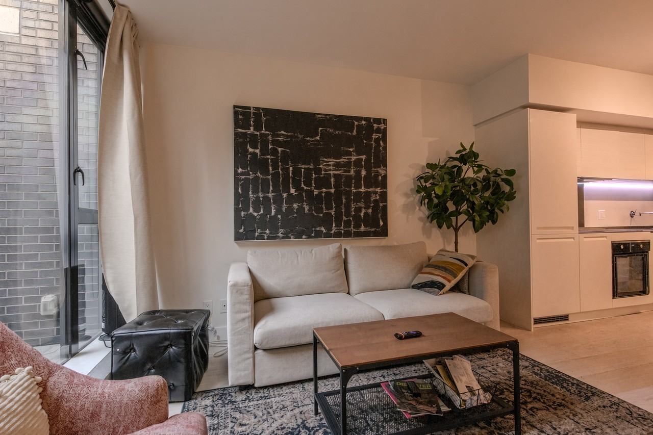 1135 Hornby Street - Photo 4 of 30