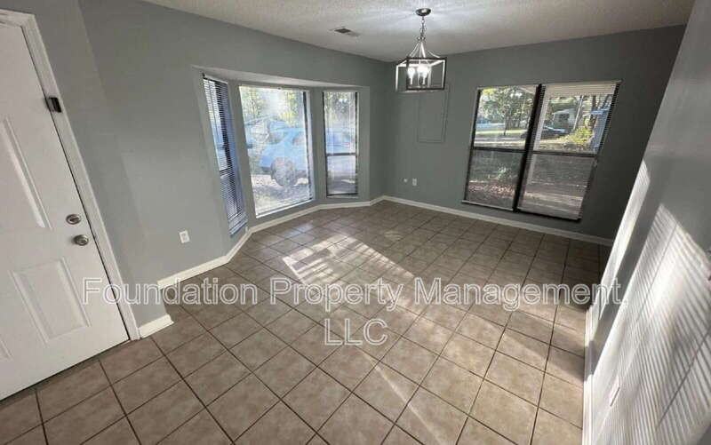 327 Anthony St - Photo 7 of 15