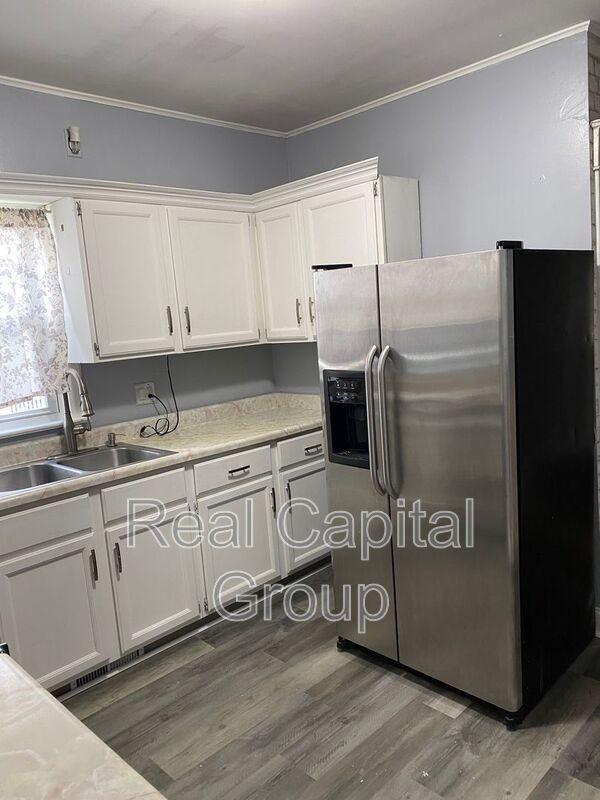 806 Park Ave #1 - Photo 4 of 16