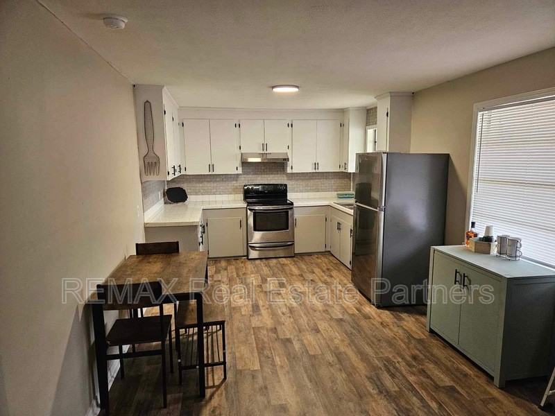 1117 N 25th Ave #B - Photo 3 of 4