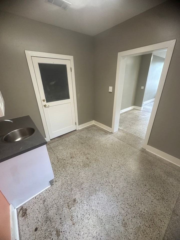 114 N. Cypress Street - Photo 3 of 5