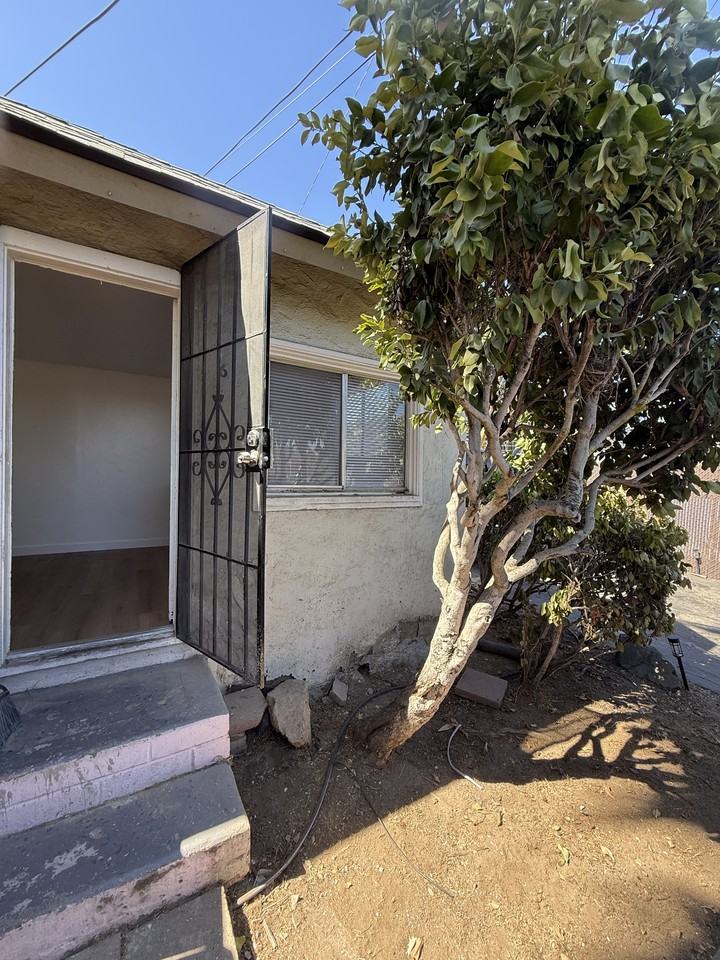 1135 South Santa Fe Avenue - Photo 4 of 10