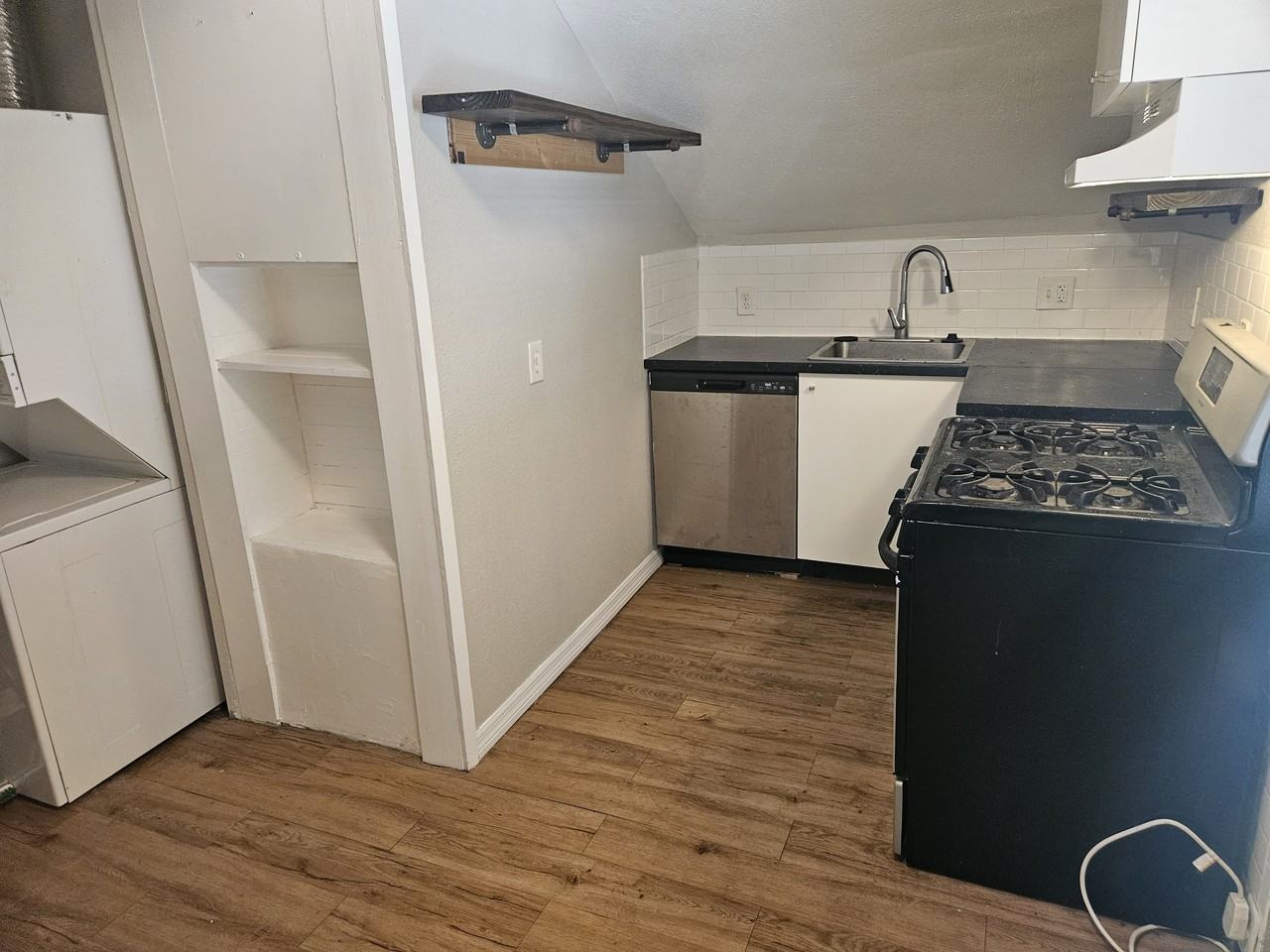 700 Grove Street North - Photo 4 of 19