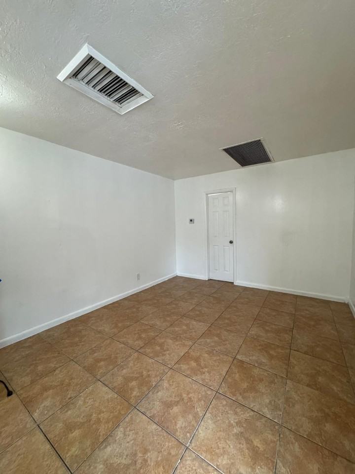 201 Northwest 10th Street - Photo 2 of 4