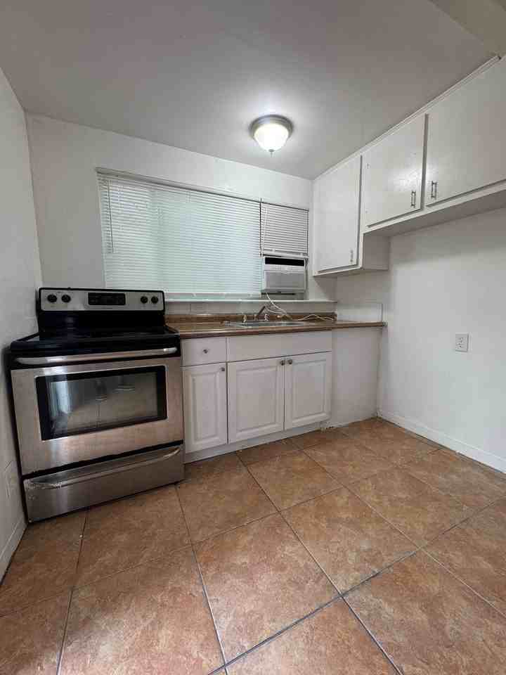201 Northwest 10th Street - Photo 4 of 4