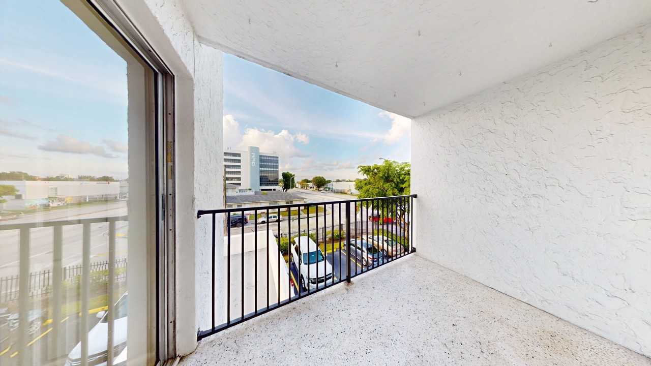 444 SW 27th Avenue - Photo 4 of 47