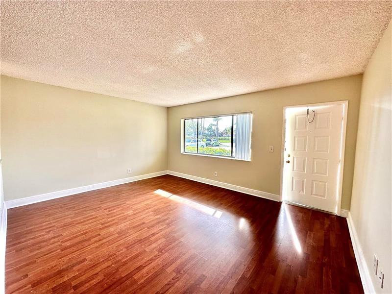 1405 Meadows Cir W #W - Photo 4 of 19