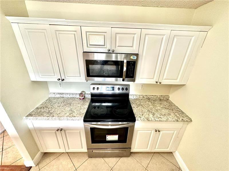 1405 Meadows Cir W #W - Photo 5 of 19