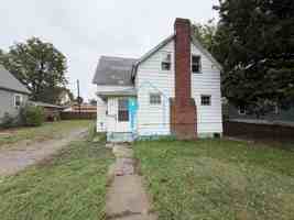 featured image of 221 E 5th St
