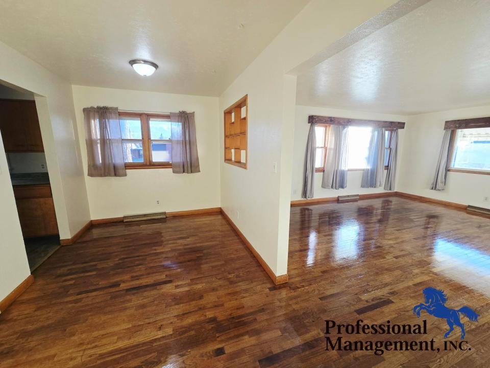 921 5th Ave - Photo 3 of 11