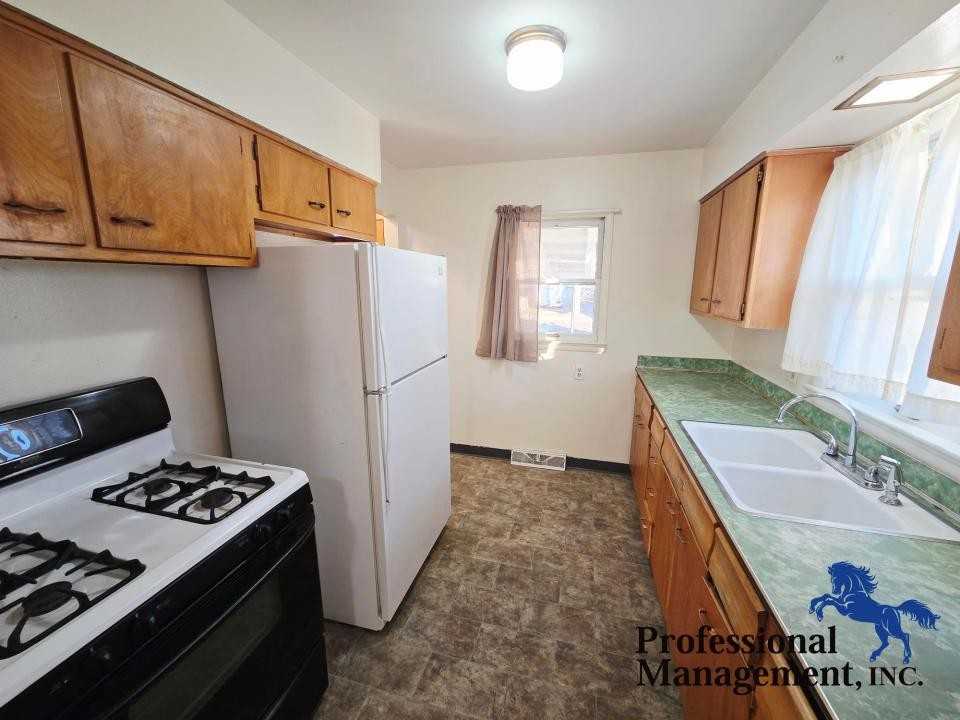 921 5th Ave - Photo 5 of 11