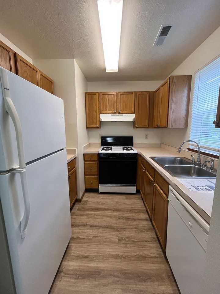 221 Tanglewood Dr #D - Photo 4 of 9
