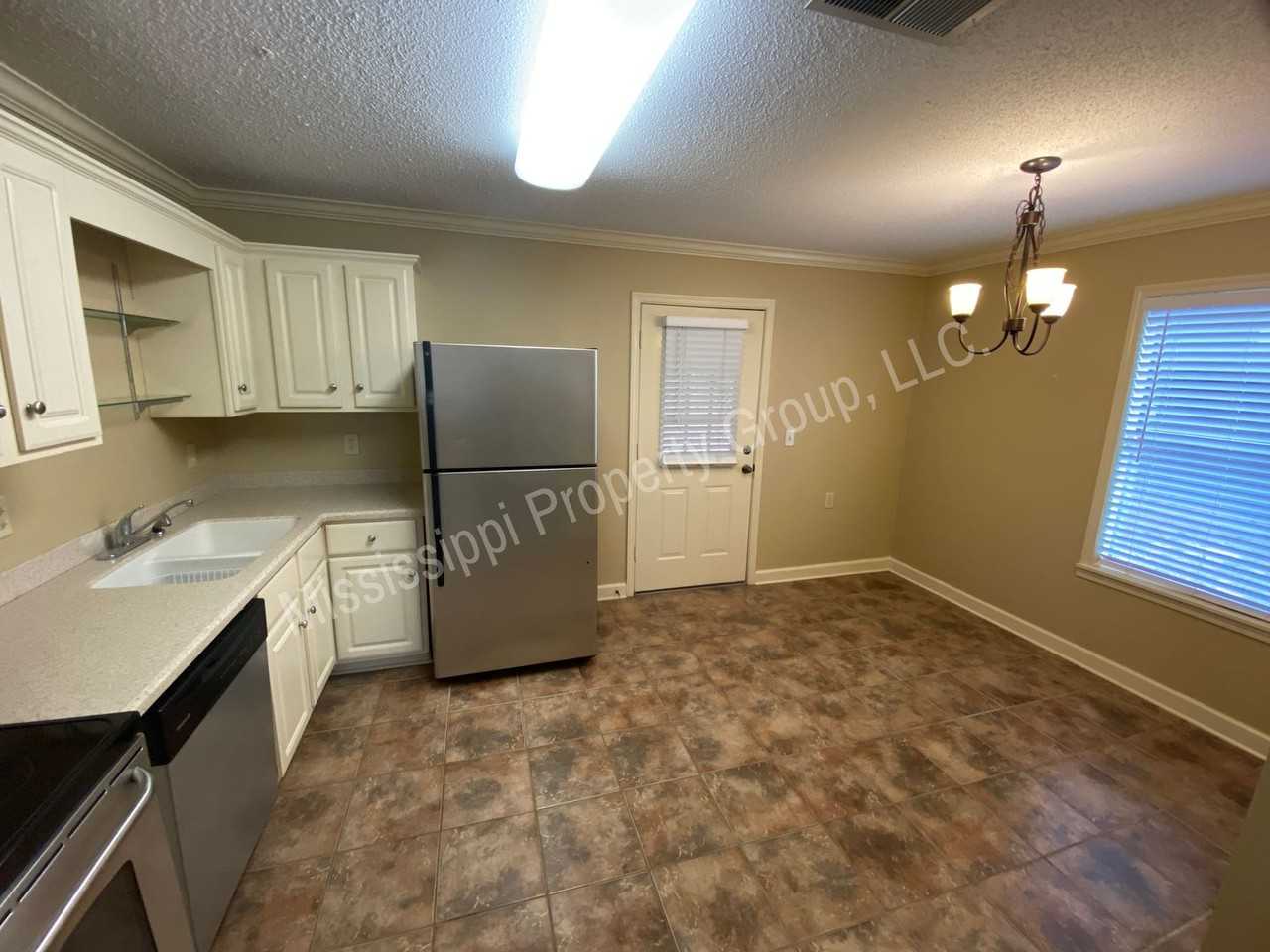 215 Edinburg Way - Photo 5 of 22
