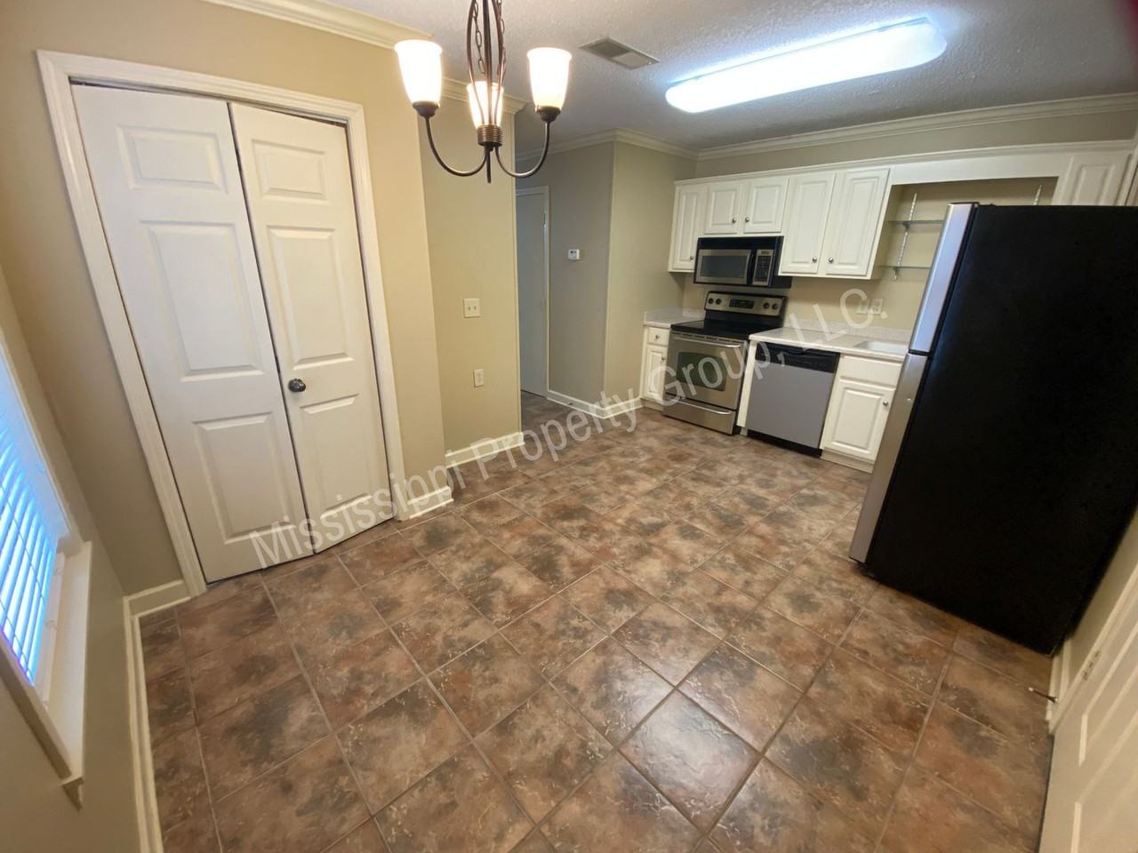 215 Edinburg Way - Photo 6 of 22